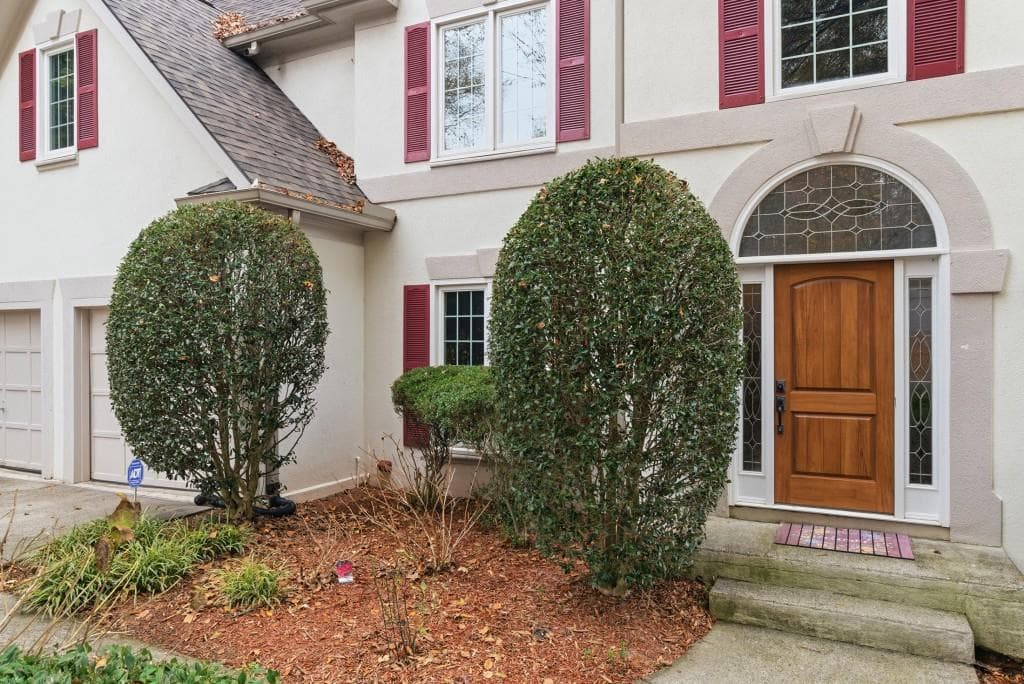 4 bedroom, 3 bathroom, 3,044 sq ft single family residence under contract at 5635 Ashewoode Downs Drive, Alpharetta, GA 30005 — photo 2