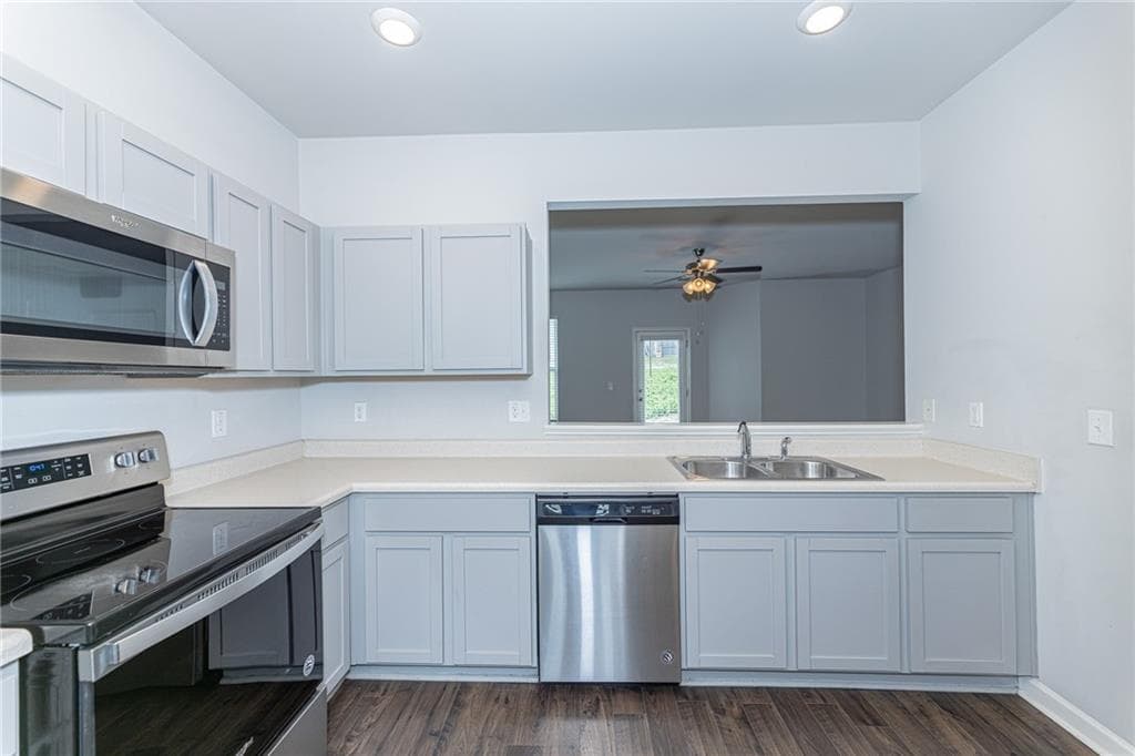 3 bedroom, 3 bathroom, 1,654 sq ft townhouse for sale at 6137 Rockaway Road, Atlanta, GA 30349 — photo 6
