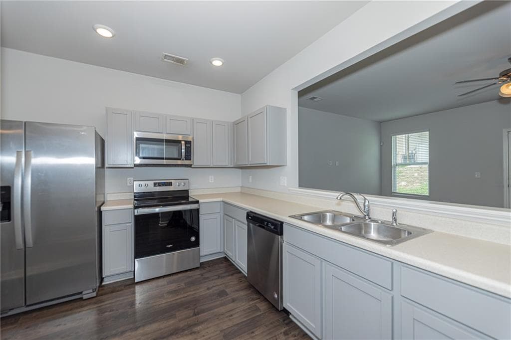3 bedroom, 3 bathroom, 1,654 sq ft townhouse for sale at 6137 Rockaway Road, Atlanta, GA 30349 — photo 9