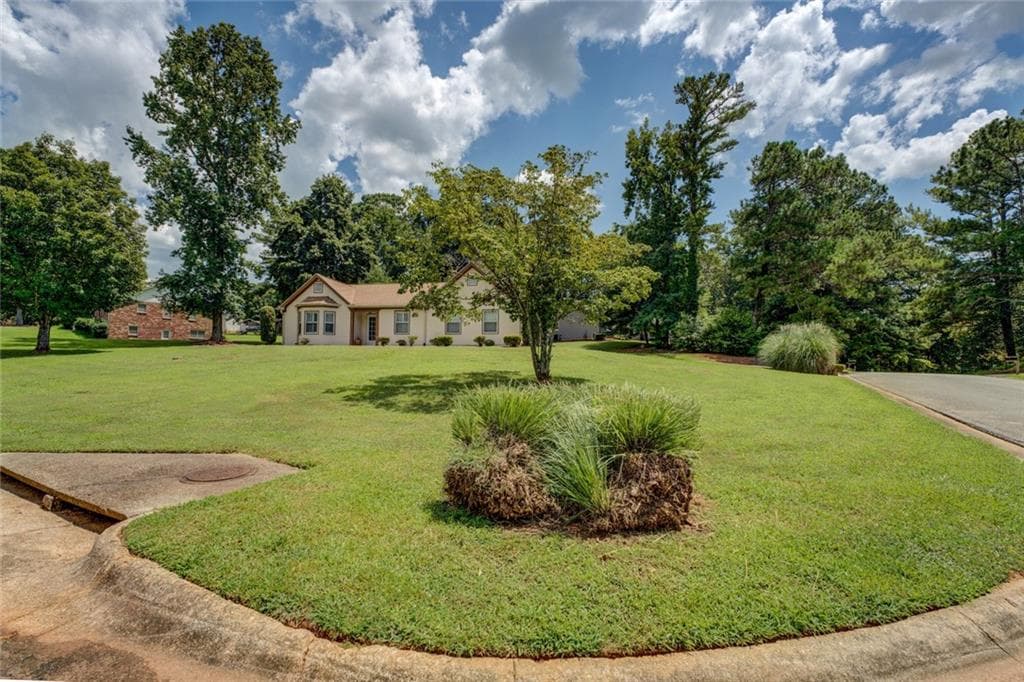 3 bedroom, 2 bathroom, 1,936 sq ft single family residence under contract at 4938 Lake Forest Drive, Conyers, GA 30094 — photo 3