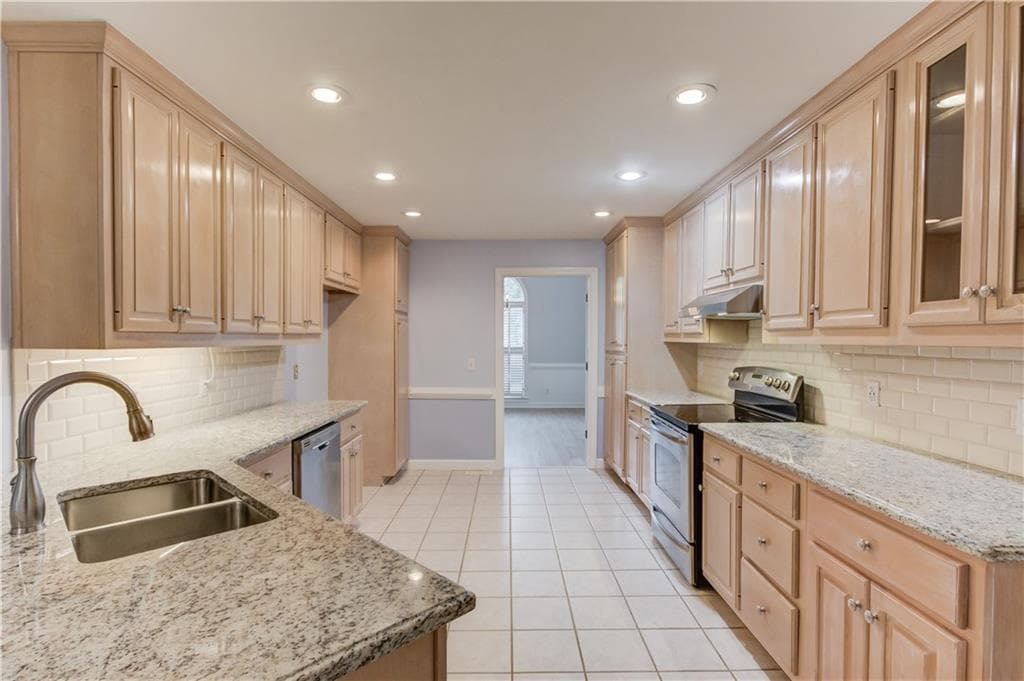 3 bedroom, 2 bathroom, 2,293 sq ft single family residence for sale at 6362 Chestnut Parkway, Flowery Branch, GA 30542 — photo 4