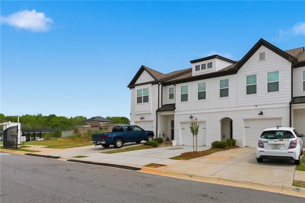 3 bedroom, 3 bathroom, 1,598 sq ft townhouse for sale at 82 Auburn Run Lane, Auburn, GA 30011 — photo 2