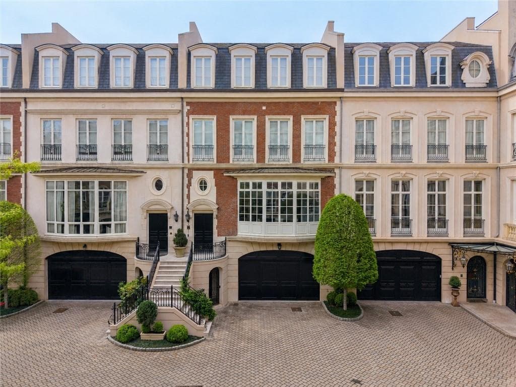 3 bedroom, 5 bathroom, 4,303 sq ft townhouse sold at 2288 Peachtree Road 4, Atlanta, GA 30309
