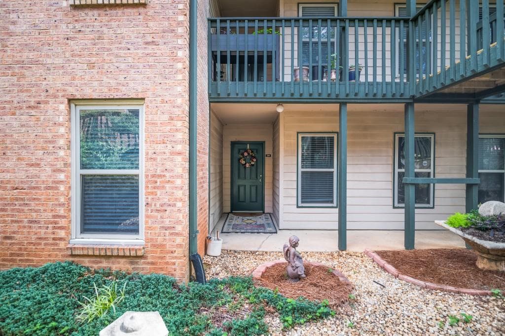 3 bedroom, 2 bathroom, 1,405 sq ft condominium for sale at 204 Brittany Court, Duluth, GA 30096 — photo 1 of 30
