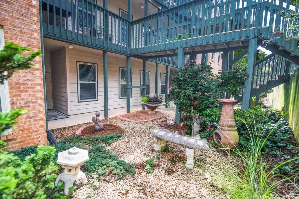 3 bedroom, 2 bathroom, 1,405 sq ft condominium for sale at 204 Brittany Court, Duluth, GA 30096 — photo 2