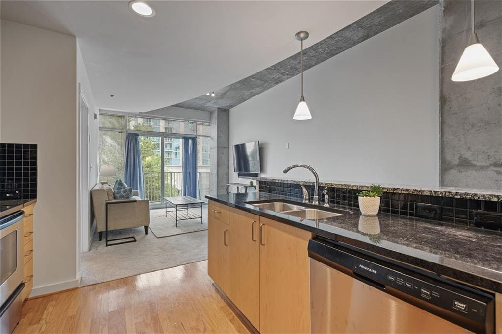 1 bedroom, 1 bathroom, 771 sq ft condominium for sale at 250 Pharr Road 606, Atlanta, GA 30305 — photo 7