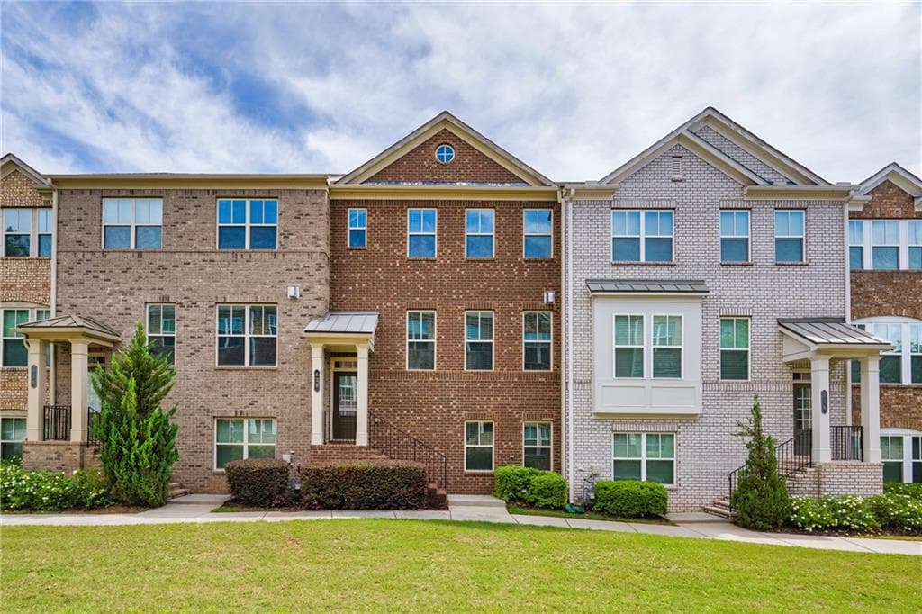 3 bedroom, 4 bathroom, 2,338 sq ft townhouse for sale at 620 Sunset Park Drive, Suwanee, GA 30024