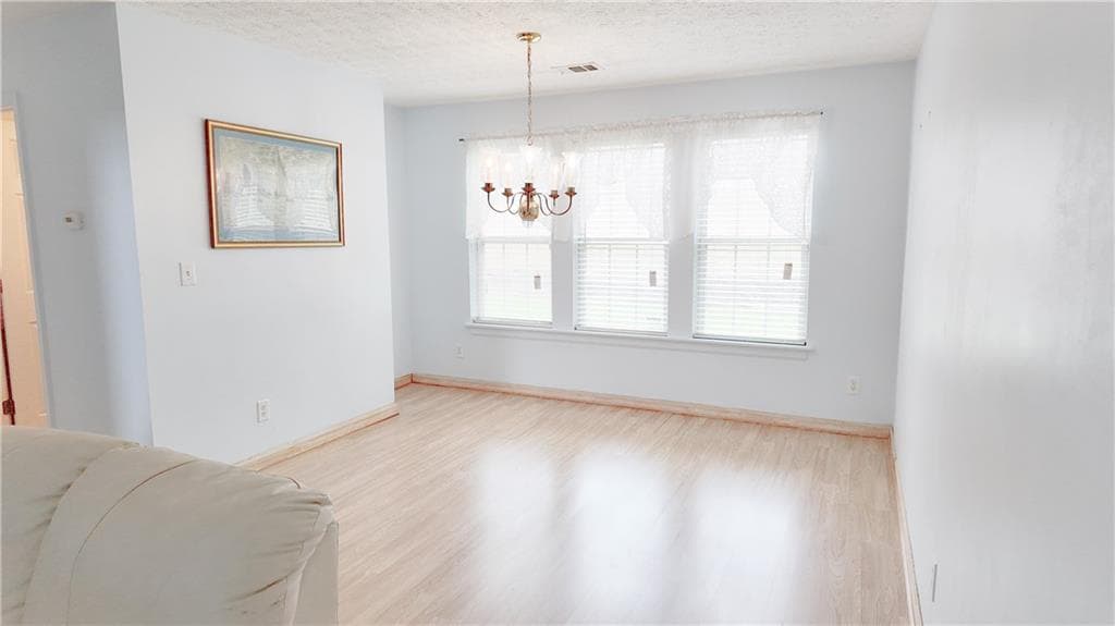 3 bedroom, 3 bathroom, 1,879 sq ft single family residence for sale at 6195 Glacier Run, Norcross, GA 30093 — photo 4