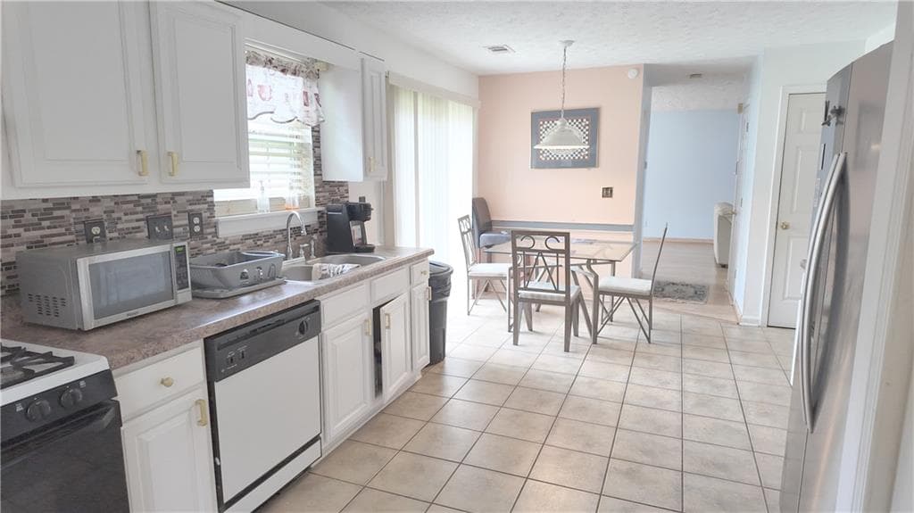 3 bedroom, 3 bathroom, 1,879 sq ft single family residence for sale at 6195 Glacier Run, Norcross, GA 30093 — photo 5