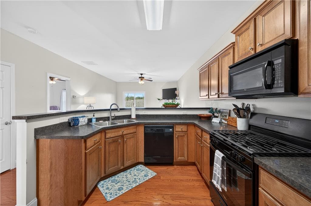 3 bedroom, 3 bathroom, 2,159 sq ft townhouse under contract at 172 Riley Circle, Dawsonville, GA 30534 — photo 6