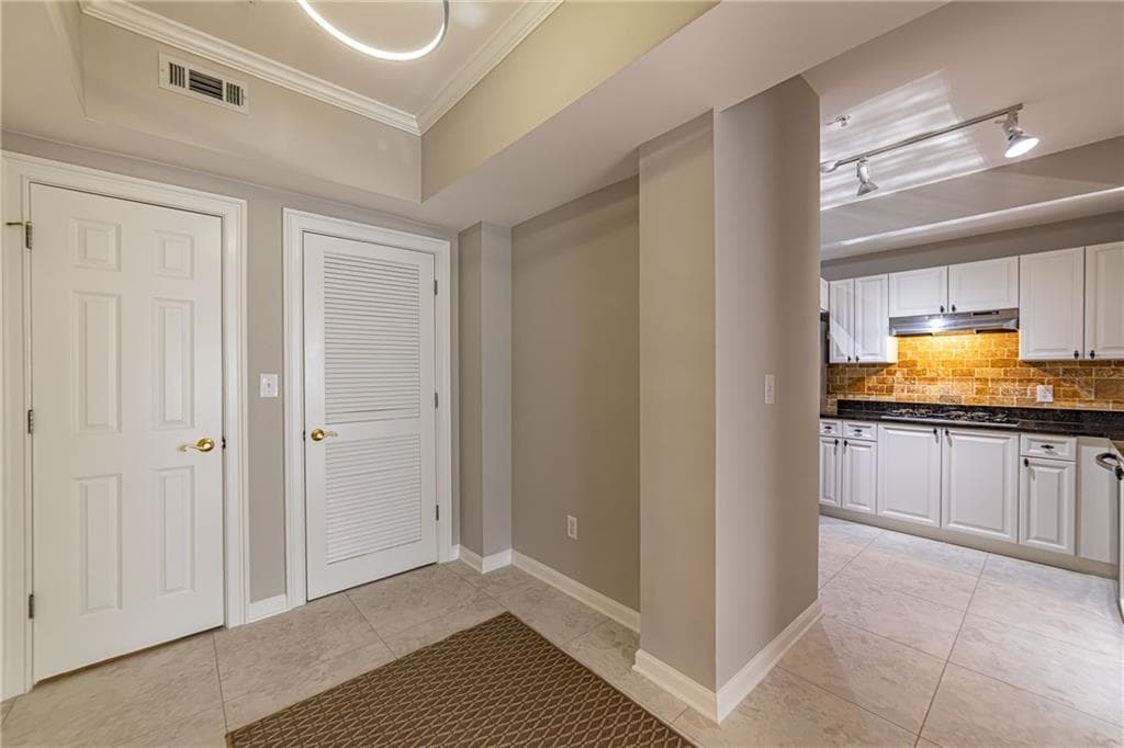 1 bedroom, 2 bathroom, 1,469 sq ft condominium for rent at 3275 Lenox Road 214, Atlanta, GA 30324 for $2,300 a month — photo 5