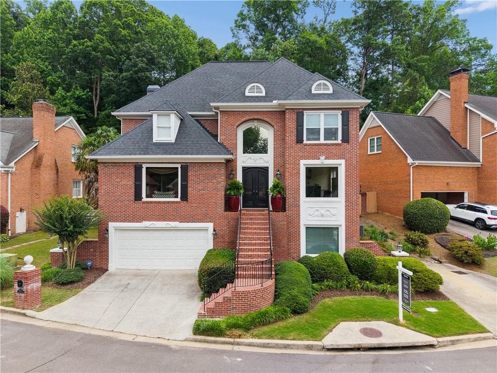 4 bedroom, 4 bathroom, 3,727 sq ft single family residence under contract at 3177 Kings Arms Court, Atlanta, GA 30345 — photo 2
