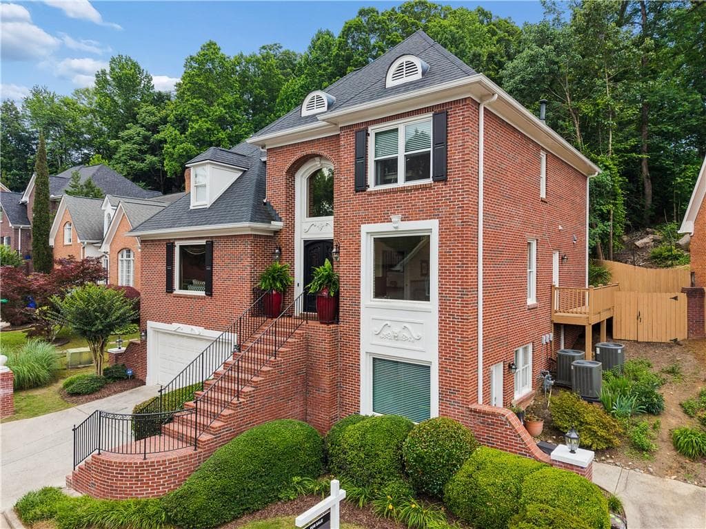 4 bedroom, 4 bathroom, 3,727 sq ft single family residence under contract at 3177 Kings Arms Court, Atlanta, GA 30345 — photo 3