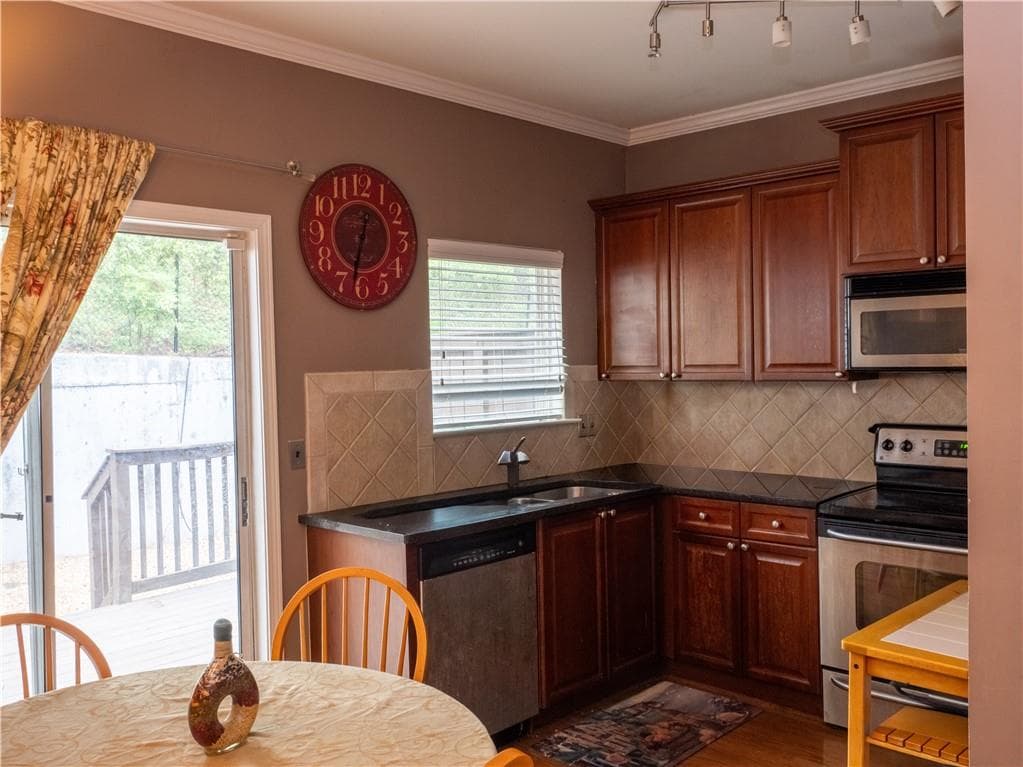 4 bedroom, 4 bathroom, 1,326 sq ft townhouse for sale at 1060 Liberty Parkway 413, Atlanta, GA 30318 — photo 2