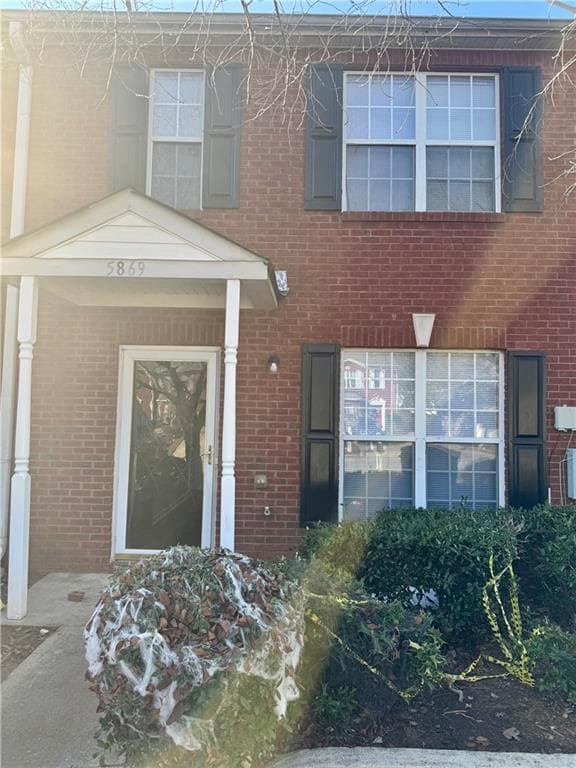 3 bedroom, 3 bathroom, 1,339 sq ft townhouse for rent at 5869 Strathmoor Manor Circle, Lithonia, GA 30058 for $1,730 a month