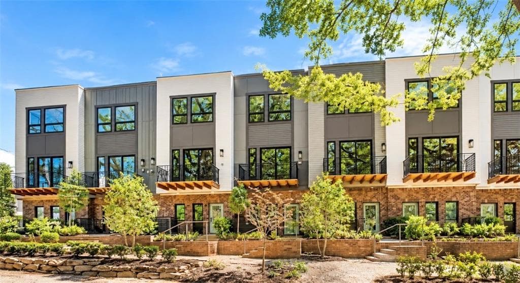 2 bedroom, 3 bathroom, 1,454 sq ft townhouse for sale at 2199 Lenox Road 17, Atlanta, GA 30324