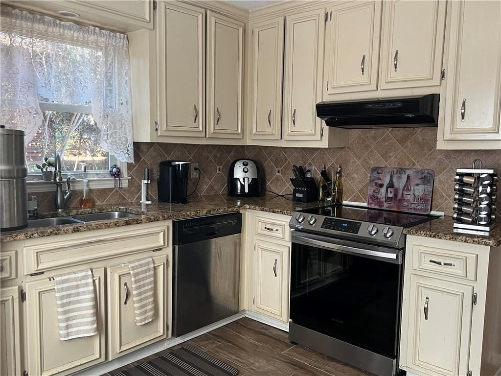 4 bedroom, 3 bathroom, 1,641 sq ft single family residence under contract at 313 Chattahoochee Way, Woodstock, GA 30188 — photo 7