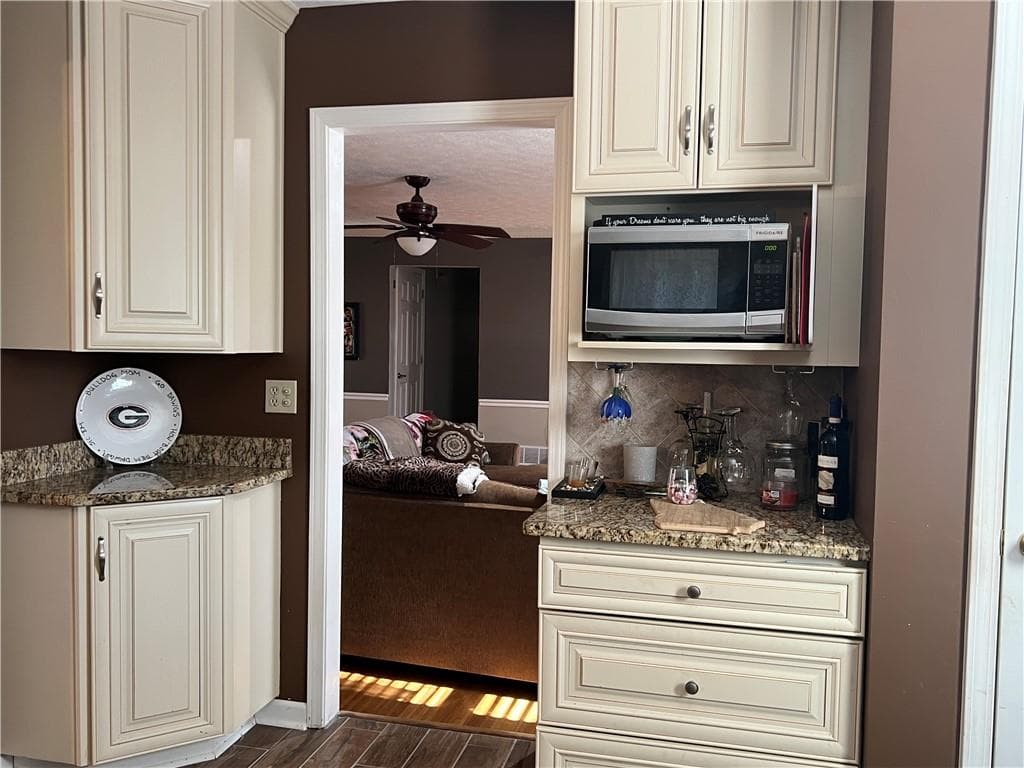 4 bedroom, 3 bathroom, 1,641 sq ft single family residence under contract at 313 Chattahoochee Way, Woodstock, GA 30188 — photo 8
