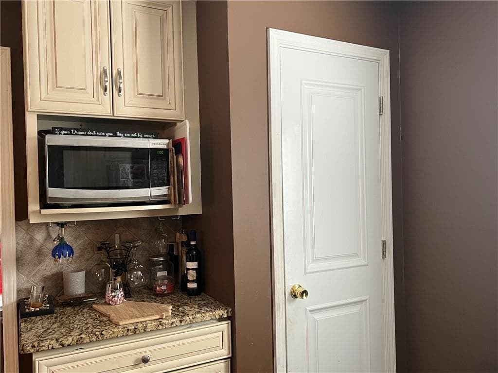 4 bedroom, 3 bathroom, 1,641 sq ft single family residence under contract at 313 Chattahoochee Way, Woodstock, GA 30188 — photo 9