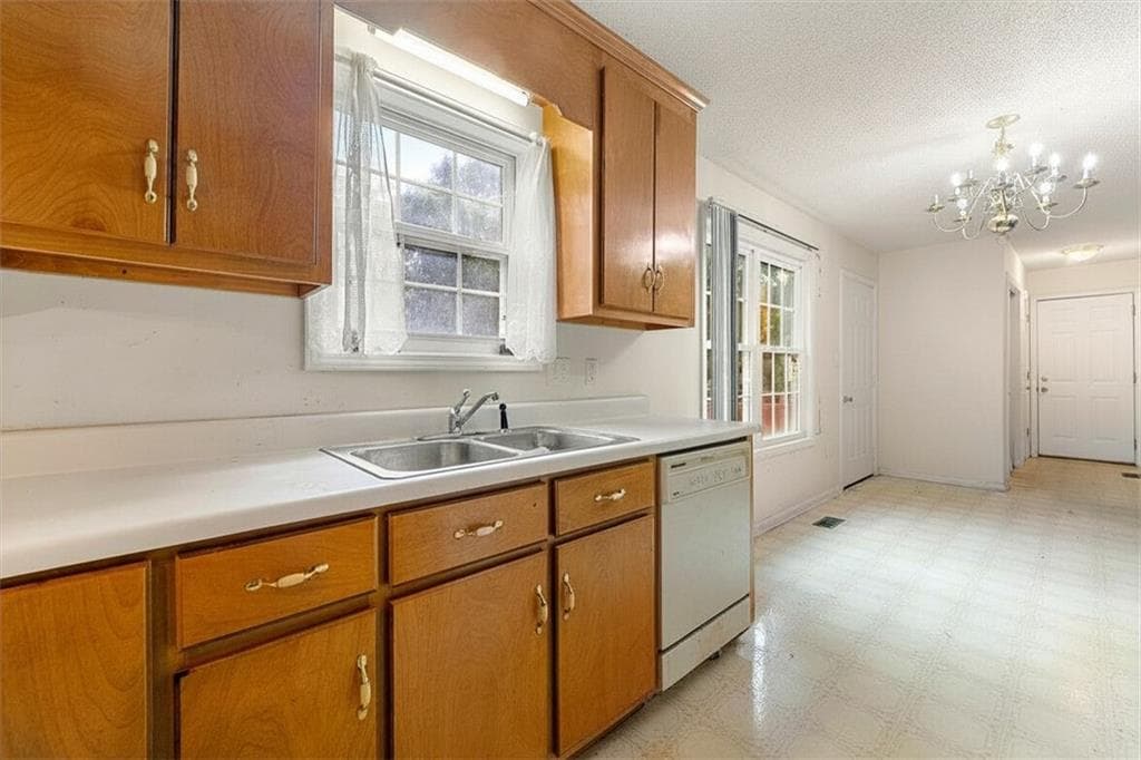 3 bedroom, 2 bathroom, 1,454 sq ft single family residence for sale at 1480 E Broad Street, Athens, GA 30601 — photo 4