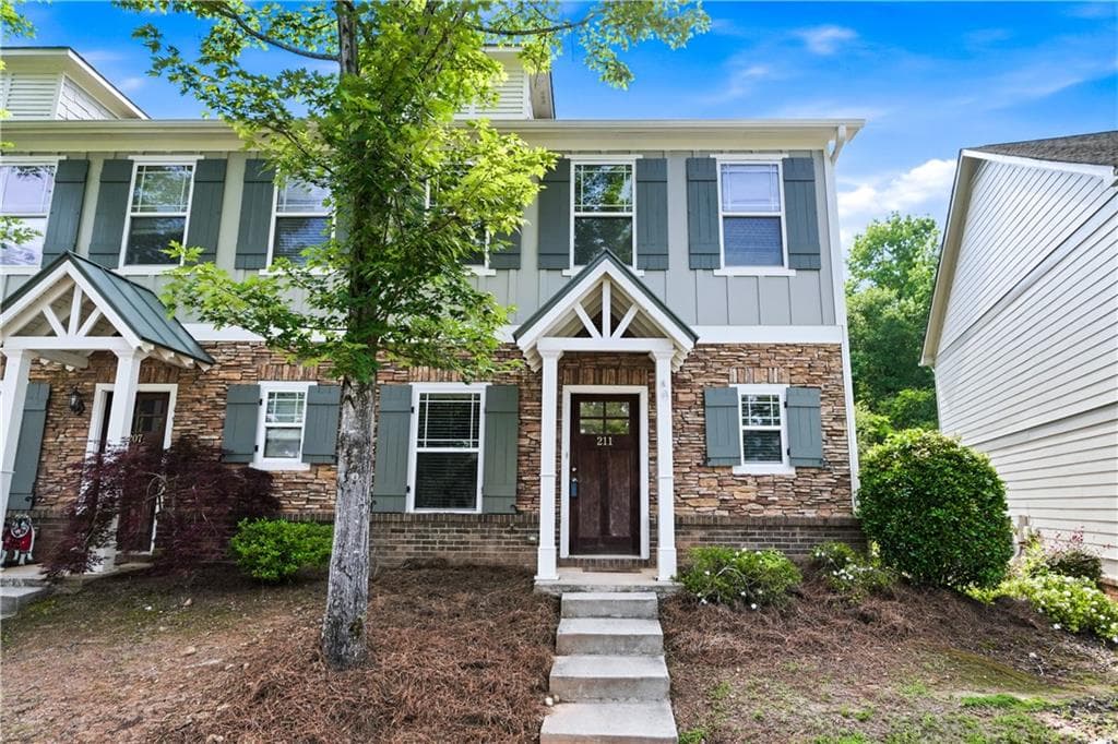 3 bedroom, 3 bathroom, 1,360 sq ft townhouse for sale at 211 Oconee River Circle, Athens, GA 30605