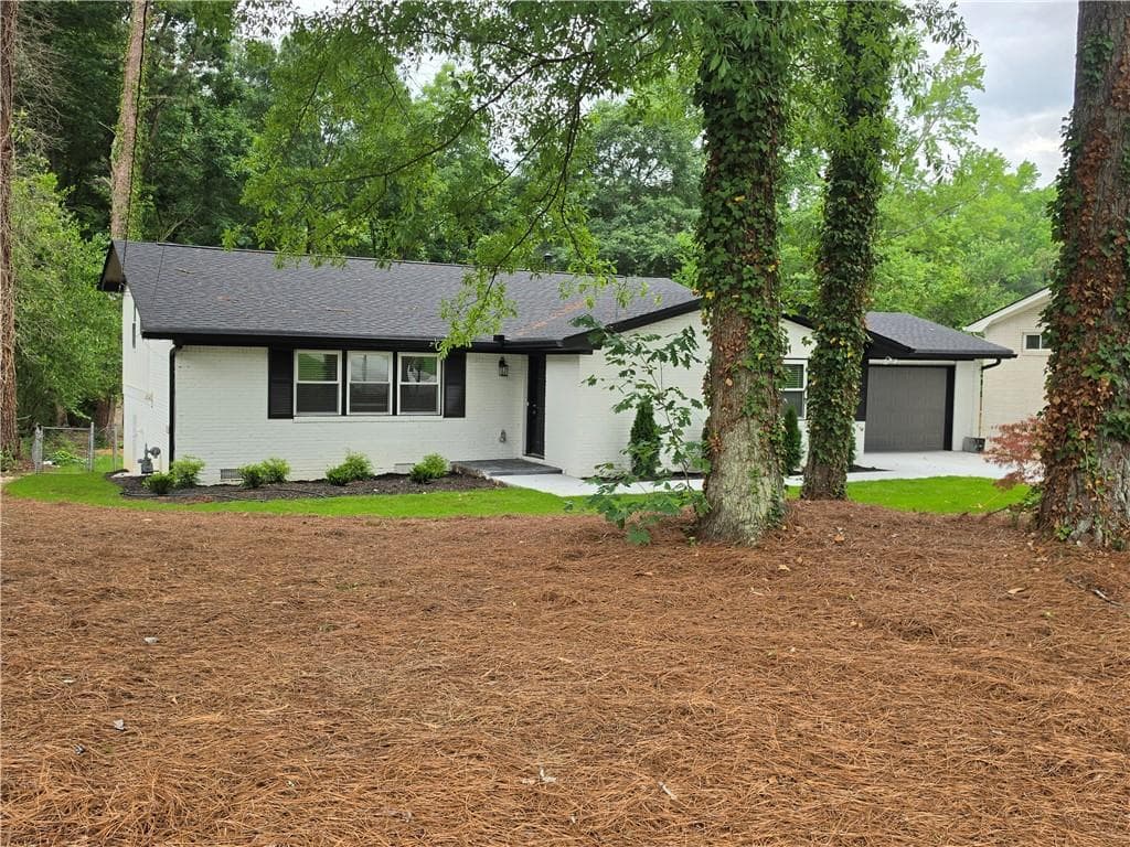 4 bedroom, 3 bathroom, 2,779 sq ft single family residence under contract at 3833 Leander Court, Tucker, GA 30084 — photo 2