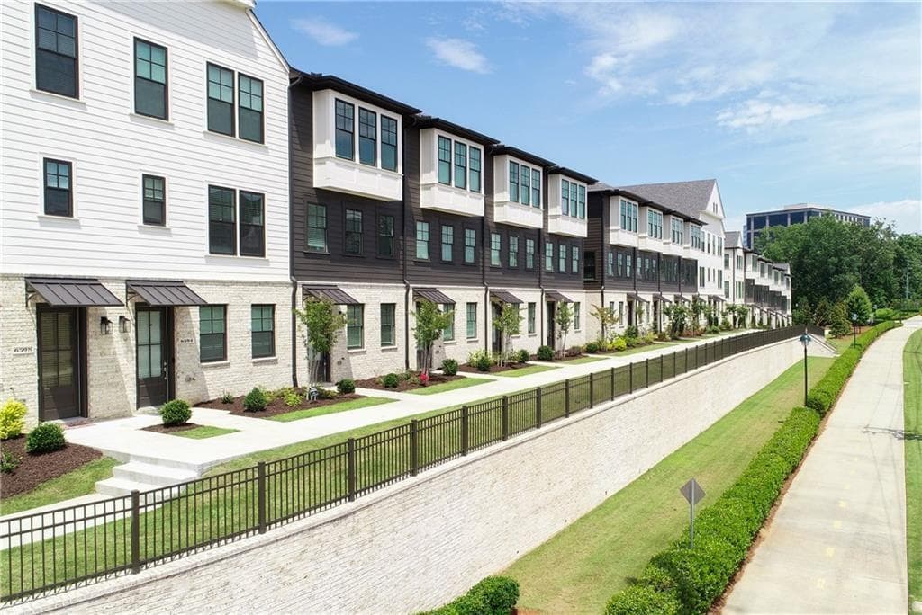 3 bedroom, 4 bathroom, 1,896 sq ft townhouse for rent at 6562 Beacon Drive, Sandy Springs, GA 30328 for $3,800 a month — photo 6