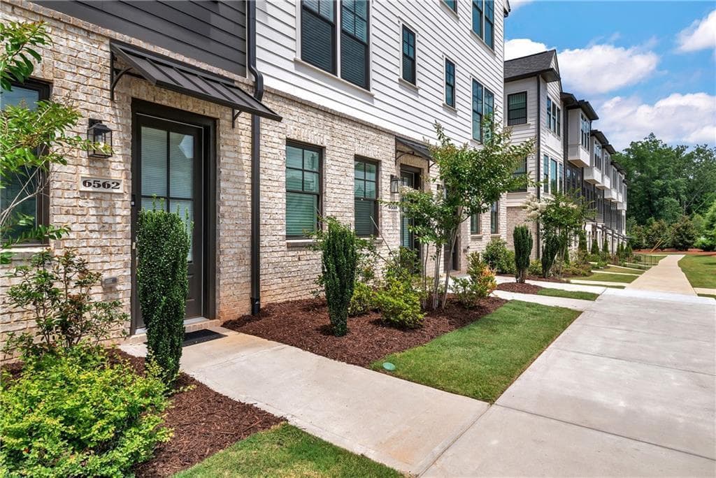 3 bedroom, 4 bathroom, 1,896 sq ft townhouse for rent at 6562 Beacon Drive, Sandy Springs, GA 30328 for $3,800 a month — photo 5