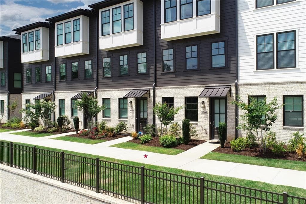 3 bedroom, 4 bathroom, 1,896 sq ft townhouse for rent at 6562 Beacon Drive, Sandy Springs, GA 30328 for $3,800 a month — photo 4