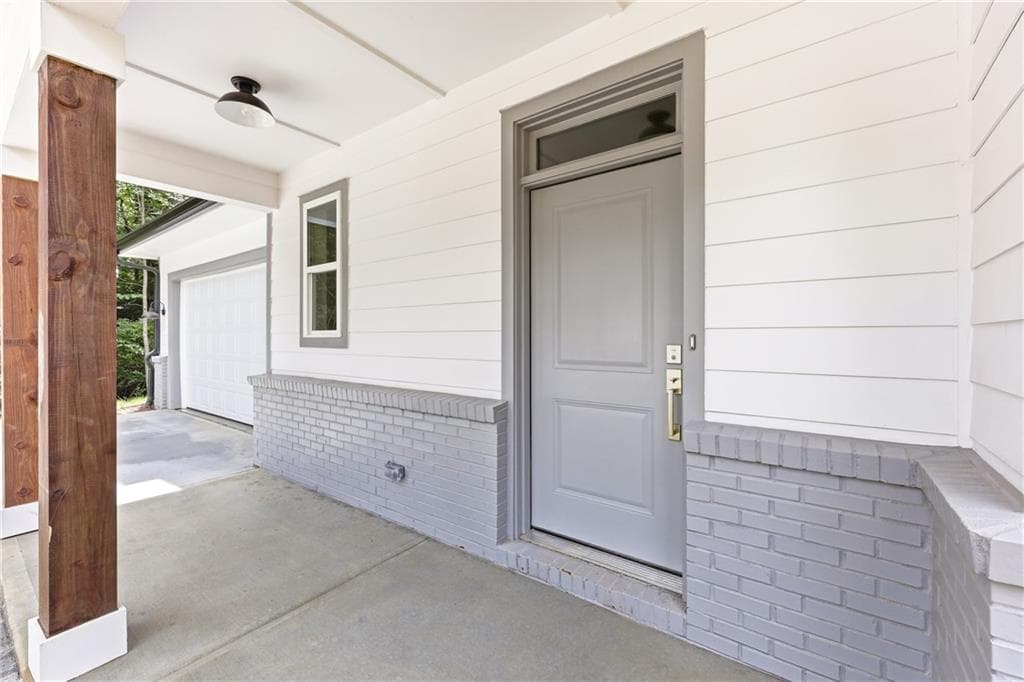 5 bedroom, 3 bathroom, 2,640 sq ft single family residence for sale at 5851 Canterbury Way, Clermont, GA 30527 — photo 3