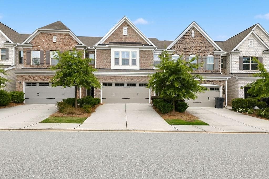 3 bedroom, 3 bathroom, 1,988 sq ft townhouse for sale at 1162 Lanier Willow Path, Buford, GA 30518 — photo 2