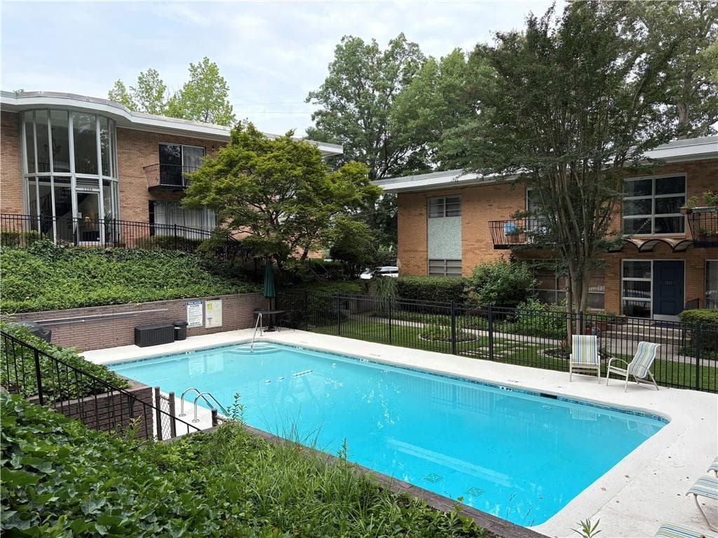 2 bedroom, 1 bathroom, 984 sq ft condominium under contract at 1233 Woodland Avenue 5, Atlanta, GA 30324 — photo 3