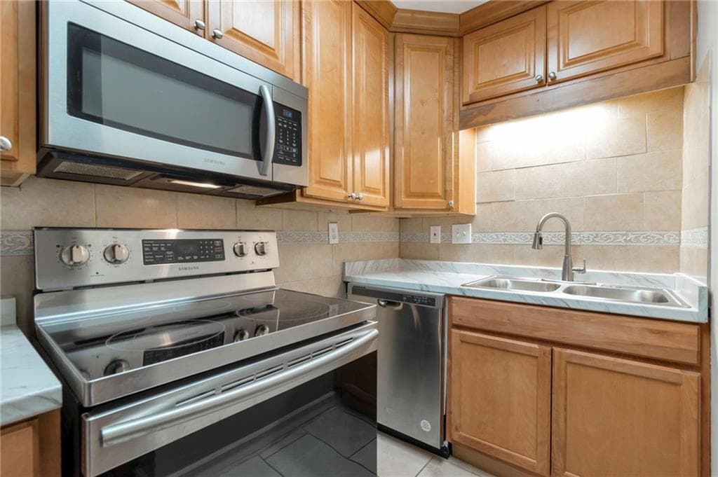 3 bedroom, 2 bathroom, 1,242 sq ft condominium for sale at 3597 Woodbriar Circle B, Tucker, GA 30084 — photo 7