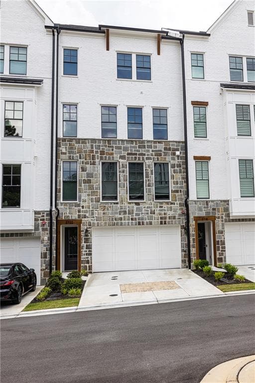 4 bedroom, 5 bathroom, 3,938 sq ft townhouse under contract at 2722 Thornewilde Way, Atlanta, GA 30339 — photo 2