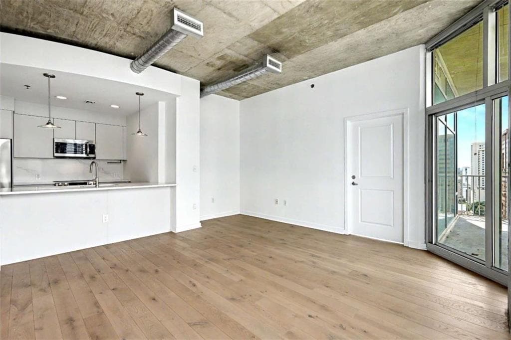 2 bedroom, 2 bathroom, 1,032 sq ft condominium under contract at 943 Peachtree Street 1411, Atlanta, GA 30309 — photo 9