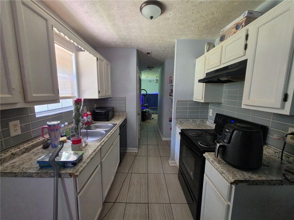 3 bedroom, 2 bathroom, 1,410 sq ft single family residence for sale at 2835 Sapphire Street, Atlanta, GA 30349 — photo 2