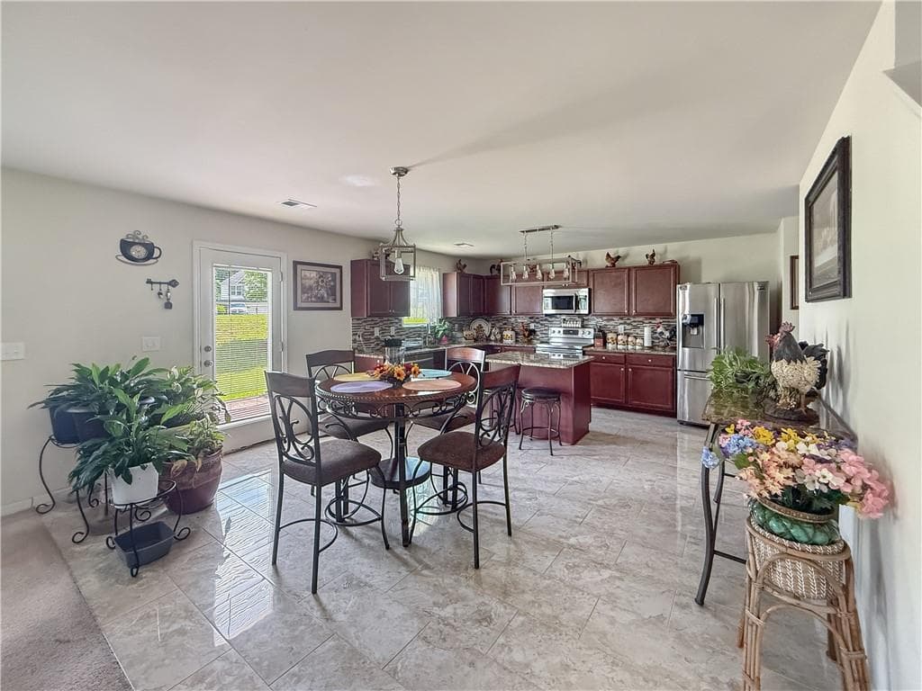 4 bedroom, 3 bathroom, 2,840 sq ft single family residence under contract at 1303 Cardena Court, Gainesville, GA 30504 — photo 6