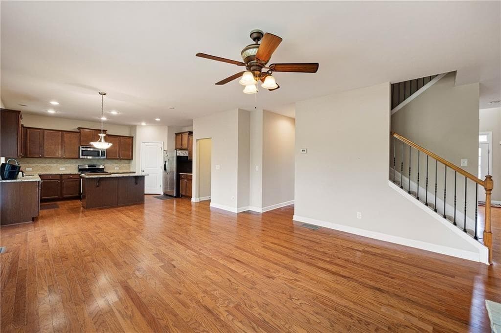 5 bedroom, 3 bathroom, 3,088 sq ft single family residence for sale at 440 Cranbrooke Circle, Suwanee, GA 30024 — photo 7