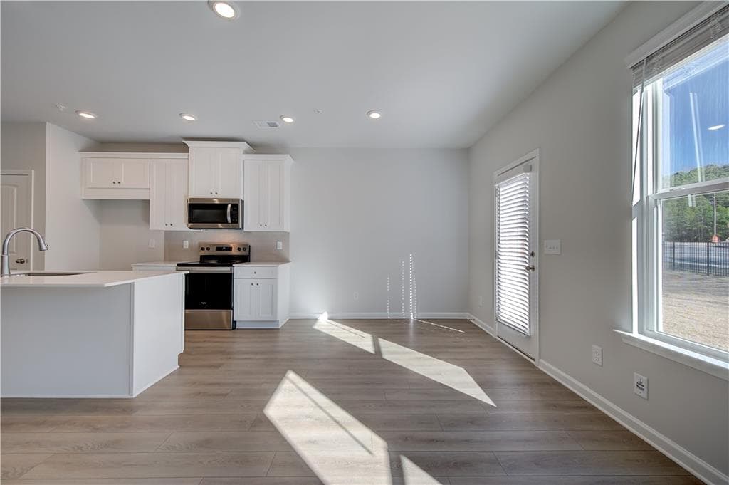 3 bedroom, 3 bathroom, 1,849 sq ft townhouse under contract at 8098 Tiger Way, Riverdale, GA 30296 — photo 7