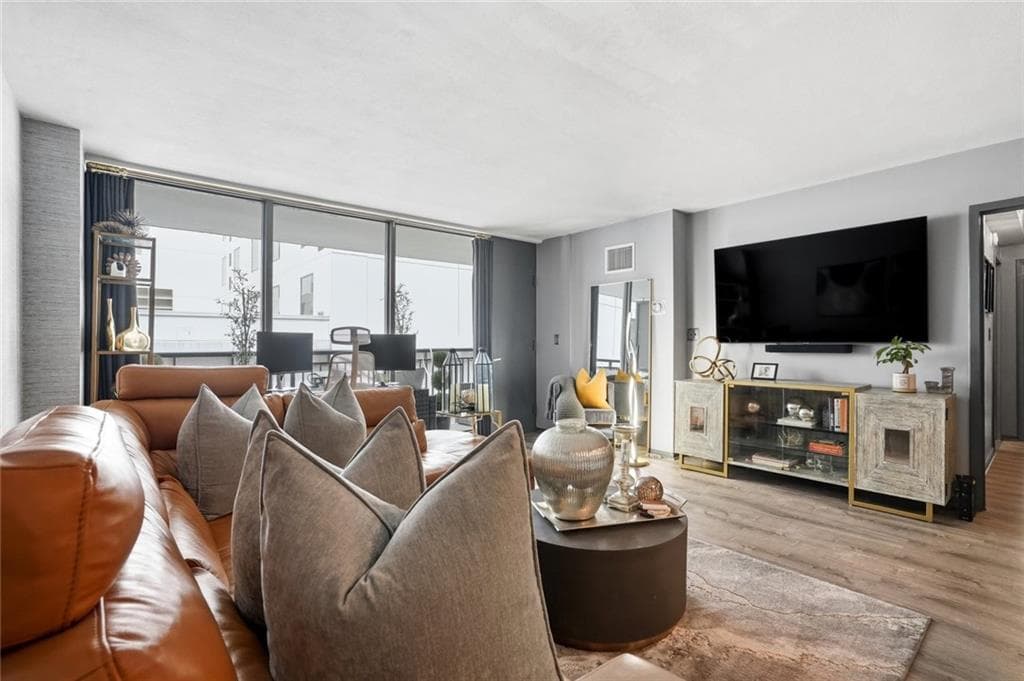 1 bedroom, 1 bathroom, 740 sq ft condominium for sale at 620 Peachtree Street 1003, Atlanta, GA 30308 — photo 8
