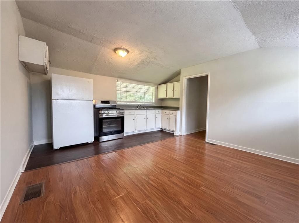 3 bedroom, 1 bathroom, 752 sq ft single family residence for sale at 1396 Pine Drive, Atlanta, GA 30349 — photo 4