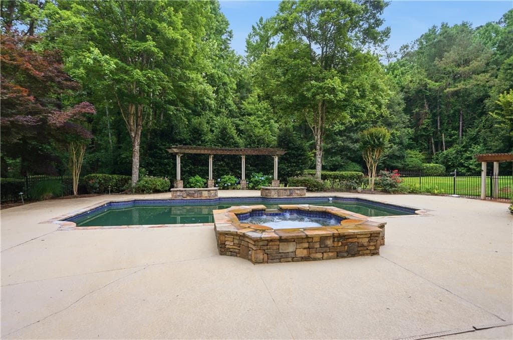 6 bedroom, 8 bathroom, 7,117 sq ft single family residence for sale at 900 Treyburn Run, Alpharetta, GA 30004 — photo 4