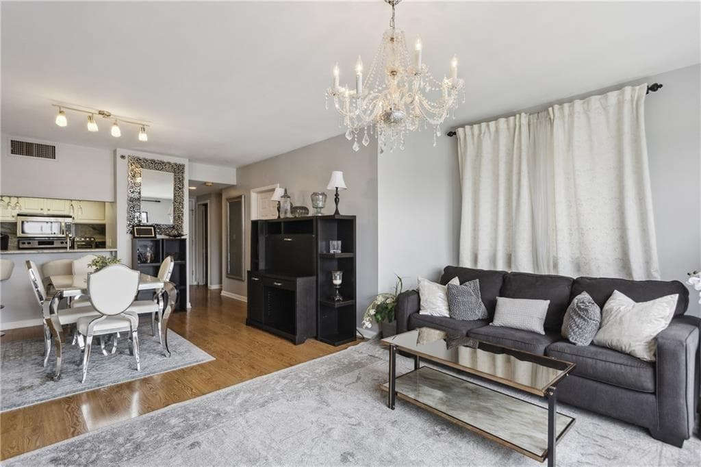 1 bedroom, 1 bathroom, 750 sq ft condominium for sale at 3481 Lakeside Drive 3004, Atlanta, GA 30326 — photo 2