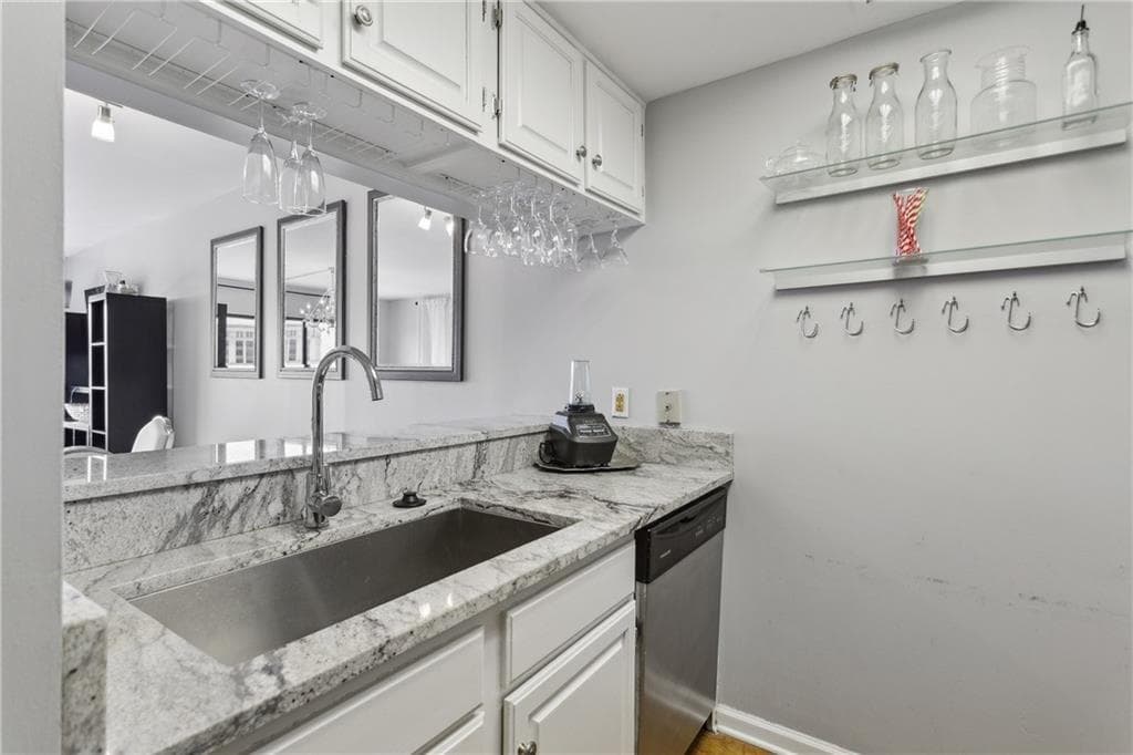 1 bedroom, 1 bathroom, 750 sq ft condominium for sale at 3481 Lakeside Drive 3004, Atlanta, GA 30326 — photo 8