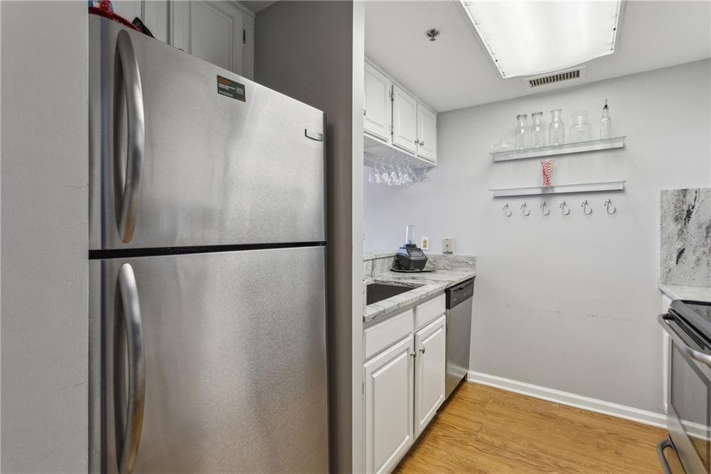 1 bedroom, 1 bathroom, 750 sq ft condominium for sale at 3481 Lakeside Drive 3004, Atlanta, GA 30326 — photo 9