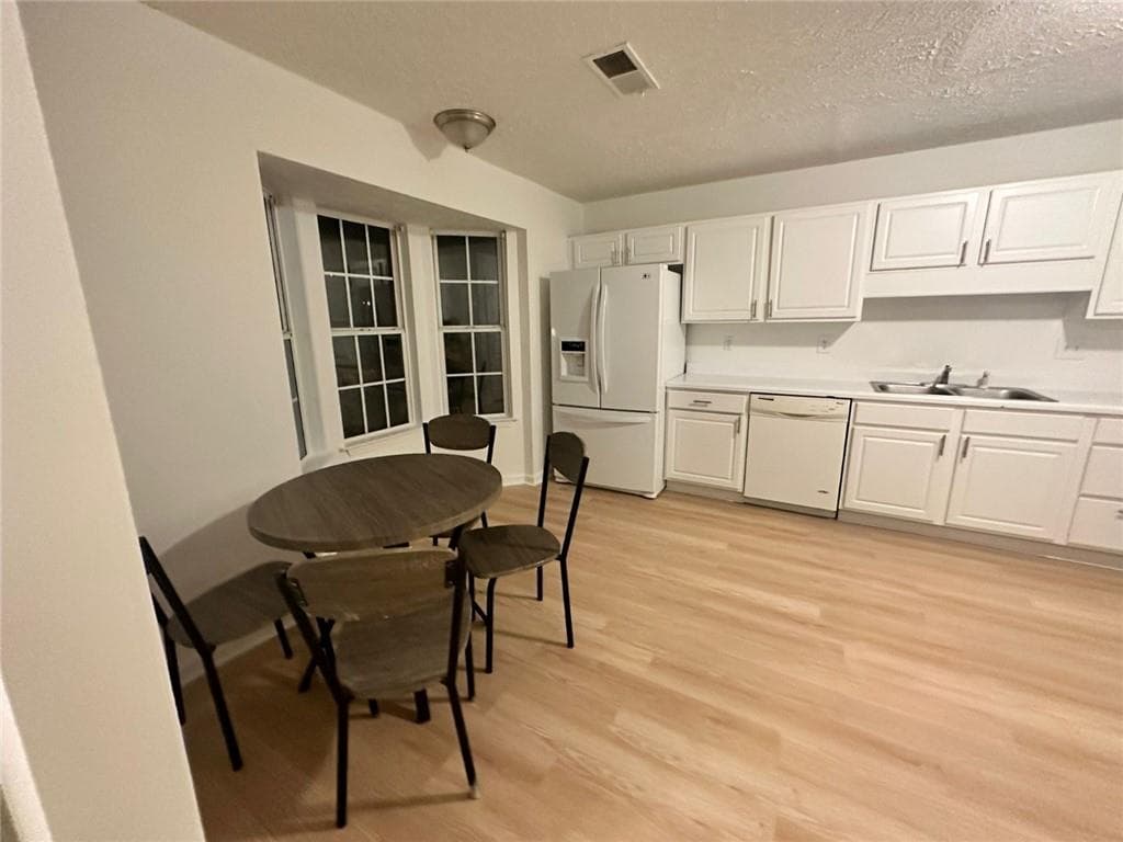 3 bedroom, 3 bathroom, 1,422 sq ft townhouse for sale at 1181 Vintage Pointe Drive, Lawrenceville, GA 30044 — photo 3