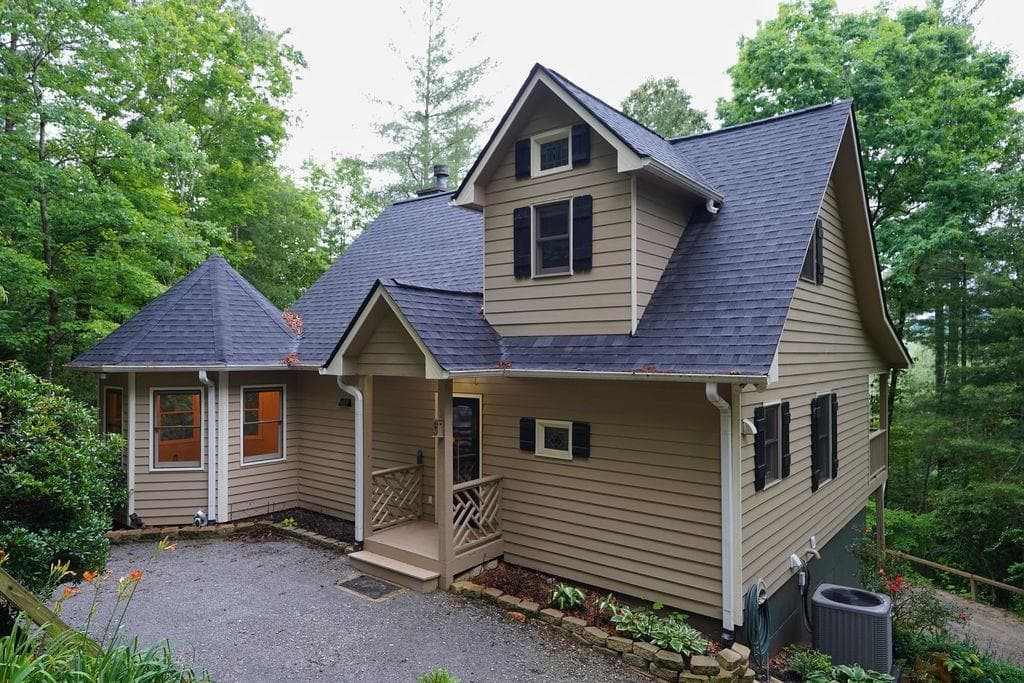 3 bedroom, 3 bathroom, 2,385 sq ft single family residence under contract at 165 Amelia Lane, Blue Ridge, GA 30513