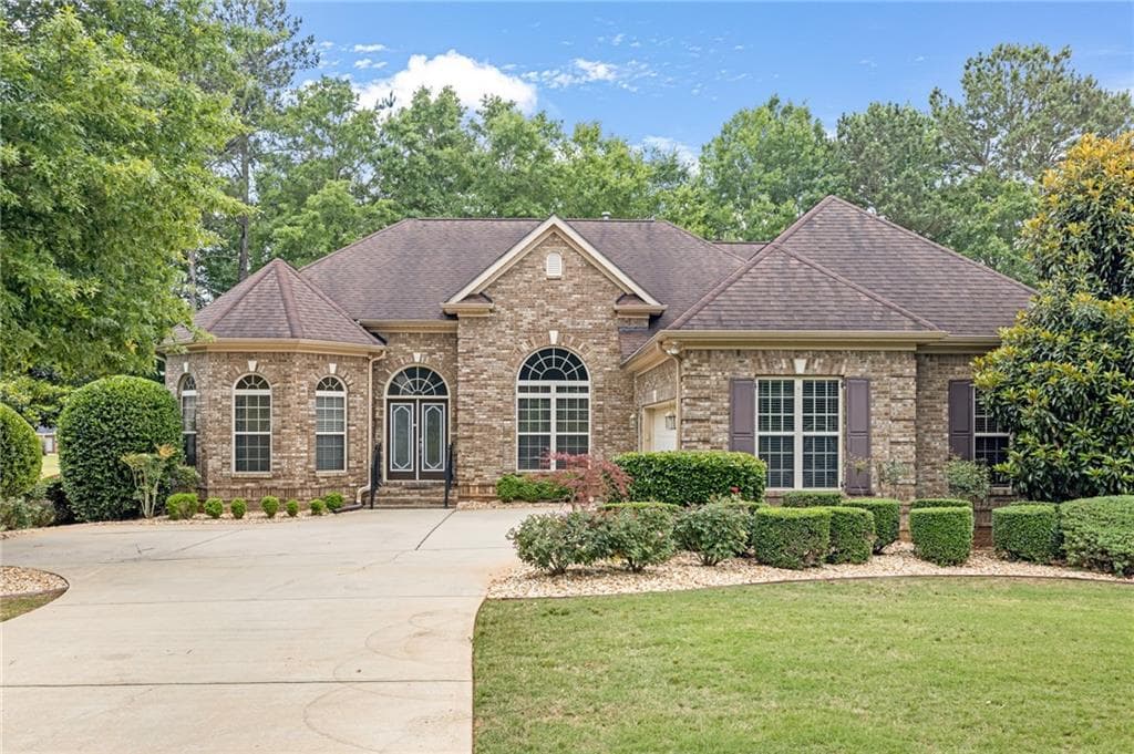 5 bedroom, 4 bathroom, 3,222 sq ft single family residence for sale at 6413 Caledon Court, Locust Grove, GA 30248 — photo 2