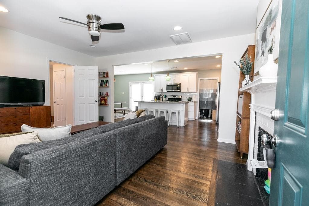 2 bedroom, 1 bathroom, 1,075 sq ft single family residence for rent at 518 Erin Avenue, Atlanta, GA 30310 for $2,500 a month — photo 2