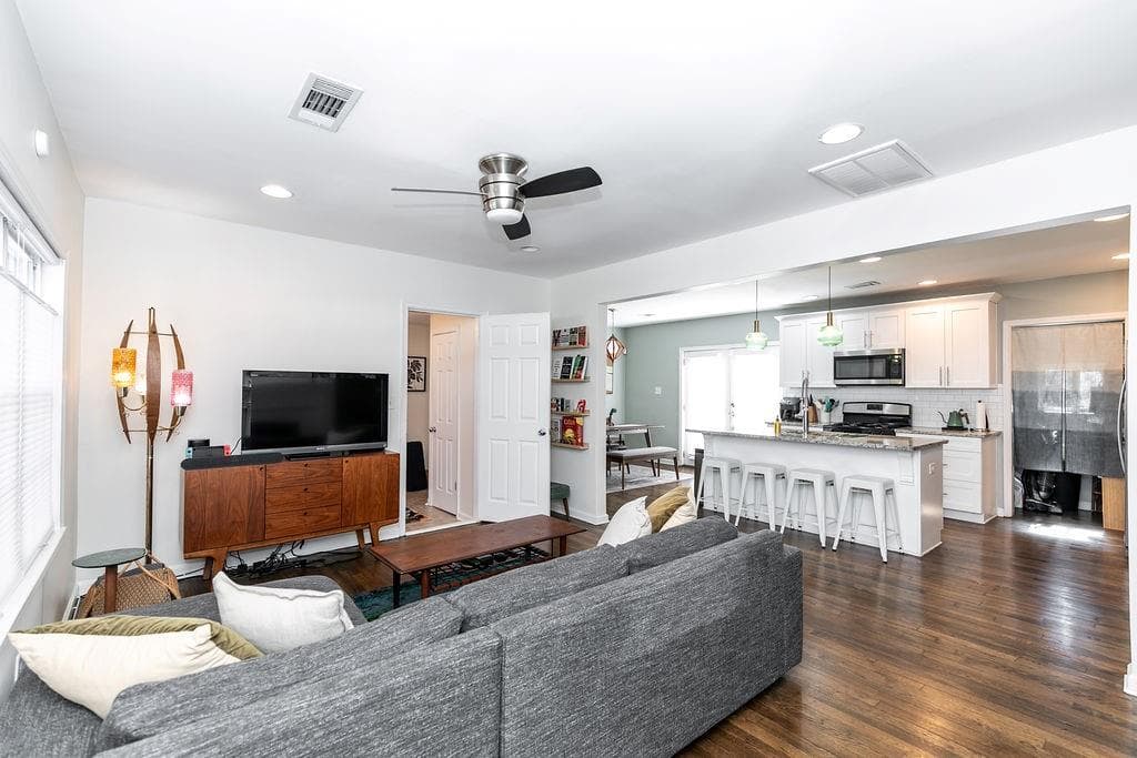 2 bedroom, 1 bathroom, 1,075 sq ft single family residence for rent at 518 Erin Avenue, Atlanta, GA 30310 for $2,500 a month — photo 3